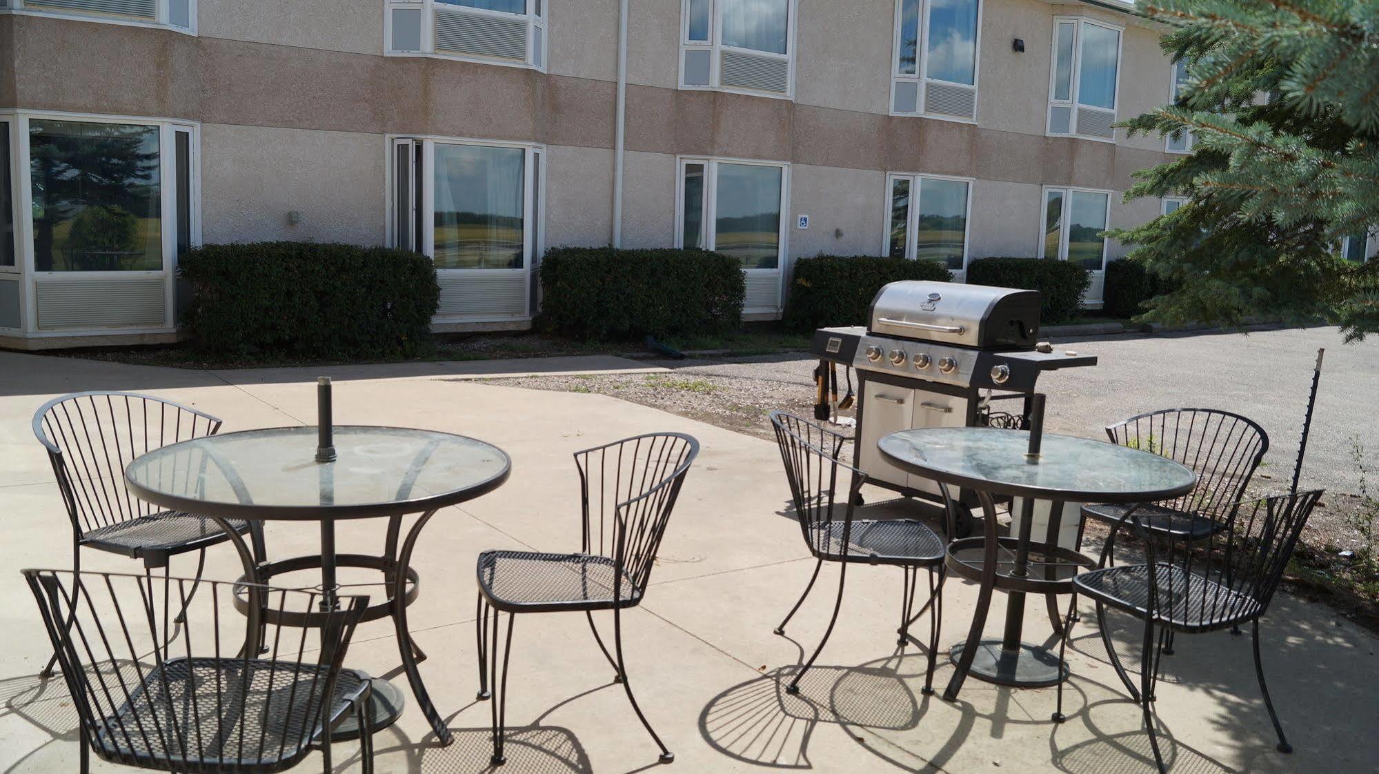 Bay Hill Inns & Suites Neepawa Dış mekan fotoğraf