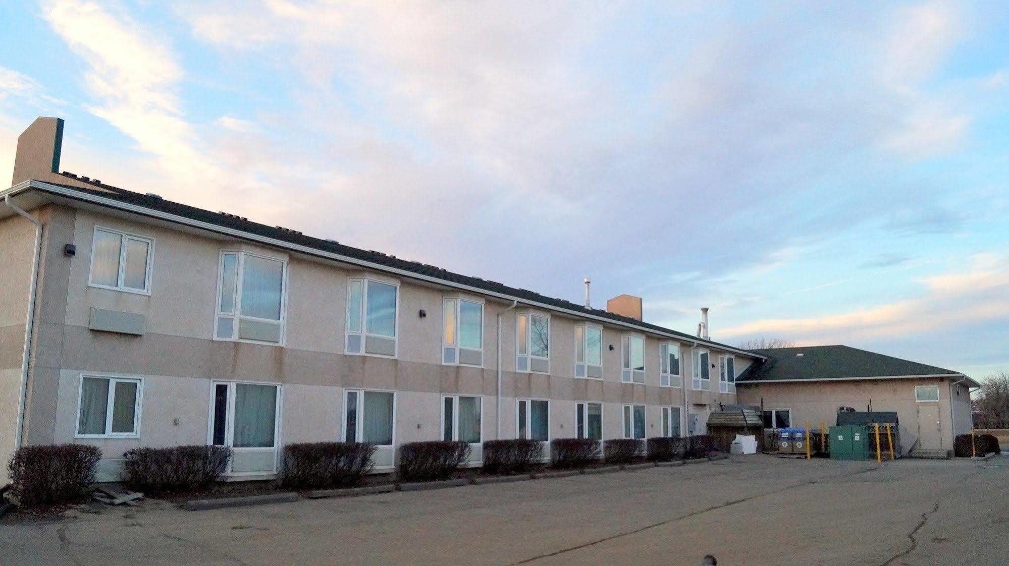 Bay Hill Inns & Suites Neepawa Dış mekan fotoğraf