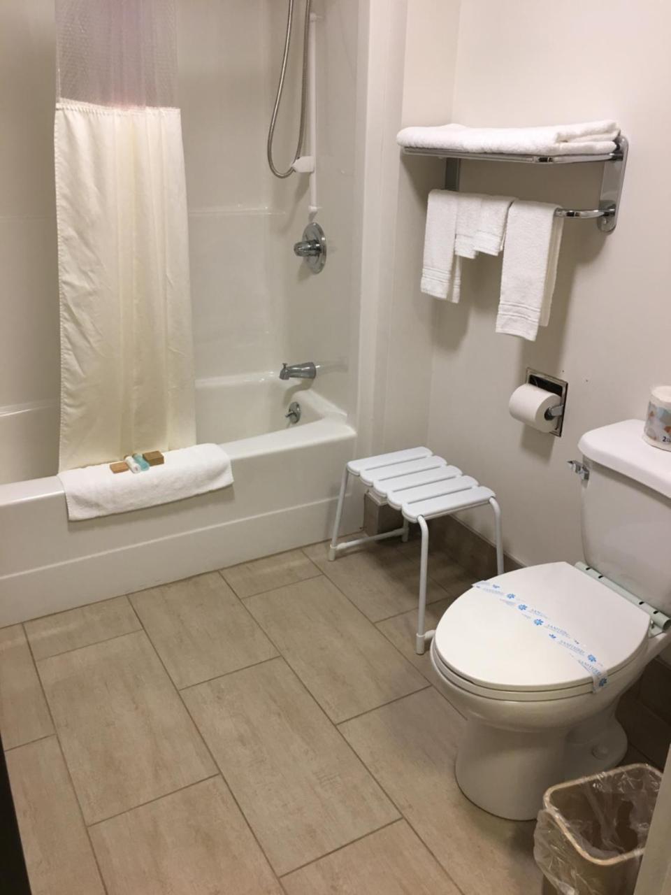 Bay Hill Inns & Suites Neepawa Dış mekan fotoğraf